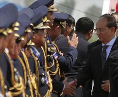 Thein Sein, presidente della Birmania ed ex generale, saluta alcuni ufficiali dell'esercito birmano.