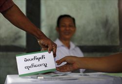 La preparazione di un seggio elettorale.