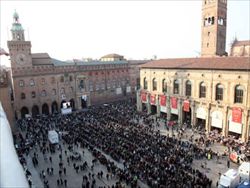 I bolognesi in coda per l'ingresso alla camera ardente di Lucio Dalla, in Piazza Maggiore (foto sopra e di copertina: Ansa)..
