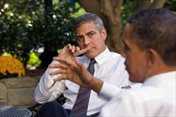 George Clooney con Barack Obama. In copertina: l'arresto di Clooney e del padre Nick. (foto: Ansa).