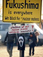 Manifestazioni in Germania contro l'energia nuclare. Il cartello dice: "Fukushima è dappertutto. Fermiamo la follia nucleare. Chiudiamo tutti gli impianti immediatamente in tutto il mondo" (foto Ansa).