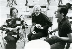 Diana Vreeland, Andy Warhol e Fred Hughes in Piazza San Marco a Venezia, estate 1973. Tratte da Eleanor Dwight, Diana Vreeland, New York, HarperCollins, 2002.