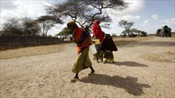 Donne somale nei pressi del villaggio di Tabda, a circa 80 chilometri dal con fine con il Kenya. Foto di  Thomas Mukoya/ Reuters.