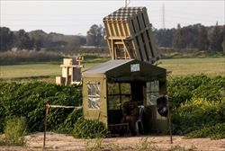 Un soldato israeliano presso una postazione anti-missile nel Sud di Israele (tutte le foto di questo servizio: Ansa).