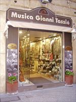 Il celebre negozio di musica Gianni Tassio, al numero 29 rosso di Via del Campo, a Genova.