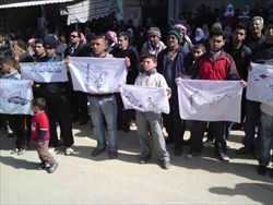 Manifestazione di protesta in una cittadina nei pressi di Homs (Reuters).