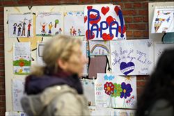 I disegni fuori dalla scuola Saint Lambertus di Heverlee, in Belgio, frequentata da alcuni dei bambini morti nell'incidente in Svizzera (Reuters).