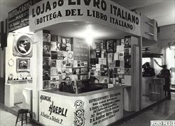 Brasile, San Paolo, 1937: il padiglione espositivo con i libri delle più famose case editrici italiane (Alinari).