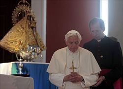 Il Papa in vista alla Vergine di El Cobre durante il suo viaggio a Cuba (Reuters).