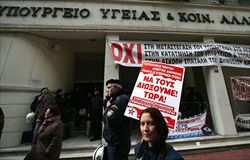 Atene, manifestazioni di protesta davanti al ministero della Salute (foto Ansa).