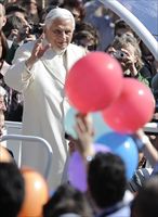 Il papa tra i giovani a Roma, in Piazza  San Pietro (Ansa).