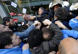 Risse tra manifestanti e polizia in Spagna (foto Reuters).
