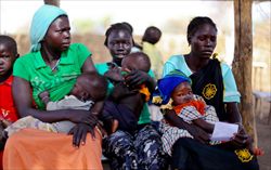 Marzo 2012, Sud Sudan: mamme con figli attendono il loro turno davanti all'ambulatorio nel campo profughi di Doro.  Foto Reuters.