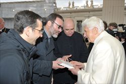 Da sinistra: don Giacomo Perego, don Giusto Truglia e don Antonio Sciortino offrono al Papa il volume "La gioia della fede", allegato a Famiglia Cristiana (foto del servizio Osservatore Romano).