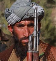Un combattente talebano. Foto Ansa.