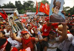 La gioia dei sostenitori di Aung San Suu Kyi (foto del servizio: Reuters).