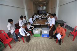 Lo spoglio dei voti in un seggio di Yangon (foto del servizio: Reuters).