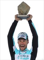 Boonen con il trofeo del vincitore.