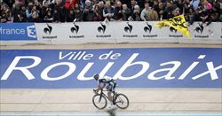 L'arrivo solitario di Tom Boonen nel velodromo di Roubaix (foto del servizio: Reuters).