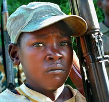 Un bambino-soldato congolese. Foto OReilly/Reuters. Anche la foto di copertina è dell'agenzia Reuters.