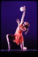 Fabrizia D'Ottavio in una danza con la palla durante lo spettacolo delle Ryth.Mix. 