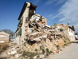 le macerie a Onna, dove il terremoto causò la morte di 40 persone (Foto Giuliani/Cpp).