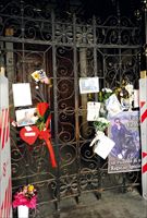 Ricordi delle vittime su un cancello all’Aquila (Foto Giuliani /Cpp).