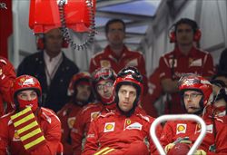 La delusione dei meccanici Ferrari durante il Gran Premio della Cina: all'arrivo, Alonso 9° e Massa 13° (Ansa).