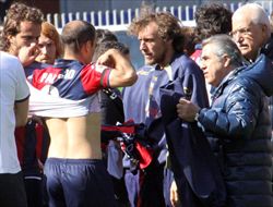 I giocatori del Genoa mentre si tolgono la maglia, come preteso dagli ultras (foto Ansa).