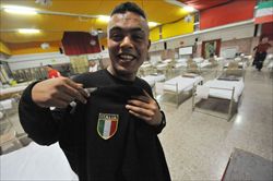 Un immigrato in un centro di accoglienza di Genova (foto del servizio: Ansa).