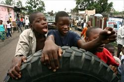 Ragazzi per le strade di Kinshasa. Foto Reuters.