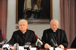Il cardinale Antonelli (a destra). Accanto il cardinale Angelo Scola