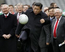 Il vice-presidente della Cina, Xi Jinping, si esibisce in un palleggio (foto Reuters).