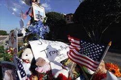 Gli omaggi e i ricordi nel luogo dell'assassinio (foto e foto copertina Reuters).