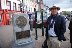 Michael Martin e targa commemorativa del Titanic