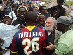 Mudingayi circondato dai "suoi" tifosi speciali allo stadio di Bologna.