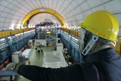 Paolini nel corso di un sopralluogo ai laboratori sotterranei di fisica nucleare del Gran Sasso.