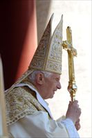 Papa Benedetto XVI durante la benedizione pasquale Urbi et Orbi (foto del servizio: Reuters).