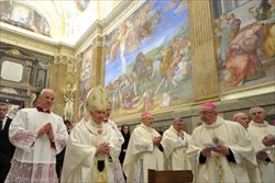 La messa celebrata da Benedetto XVI nella Cappella Paolina il giorno del suo 85° compleanno.