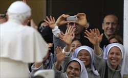 Il saluto delle religiose a papa Ratzinger (foto del servizio: Reuters).