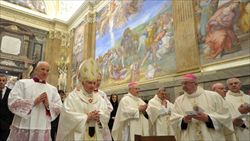 Papa Benedetto XVI celebra la messa nella Cappella Paolina il 16 aprile, giorno del suo 85° compleanno (foto Reuters).