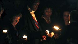 I fedeli accendono le candele per la veglia pasquale (foto Reuters).