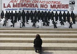 Una manifestazione in memoria delle vittime della dittatura di Pinochet in Cile (foto Reuters).