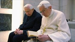Papa Ratzinger prega con il fratello monsignor Georg (foto Reuters).