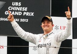 Nico Rosberg, pilota della Mercedes, compagno di scuderia di Michael Schumacher, in trionfo sul podio del Gran Premio della Cina (Ansa). 