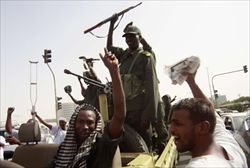 Militari fedeli al presidente sudanese Omar al-Bashir durante una manifestazione davanti al ministero della Difesa di Khartoum.
