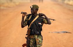 Le immagini della copertina e del servizio sono dell'agenzia Reuters. In questa foto: un soldato dell'esercito del Sud Sudan. 