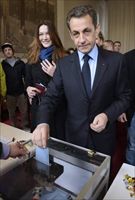 Il presidente uscente Nicolas Sarkozy alle urne (Ansa).