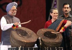 Il premier indiano Manmohan Singh con sonia Gandhi (foto del servizio: Reuters).