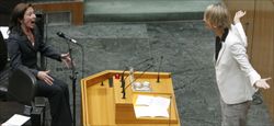 Helen Jarmer, prima deputato non udente del Parlamento austriaco, tiene un discorso usando il linguaggio dei segni (foto del servizio: Reuters).